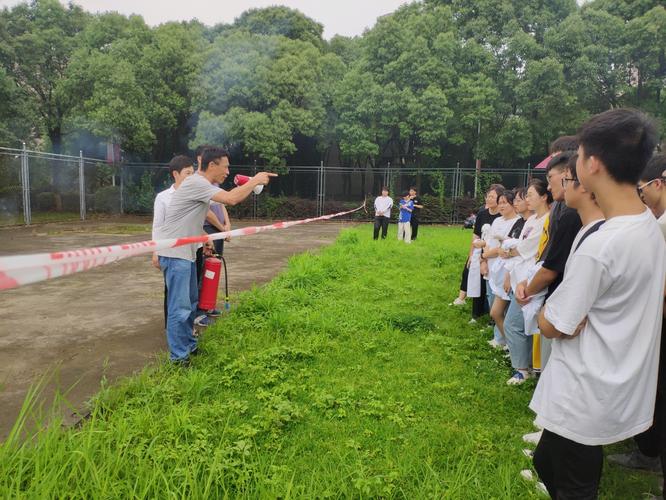 鉴湖学院举行消防安全教育和消防器材使用演练活动